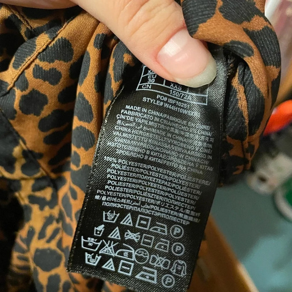 GUESS ANIMAL PRINT OPEN BACK BUTTON DOWN SHIRT - Picture 5 of 5